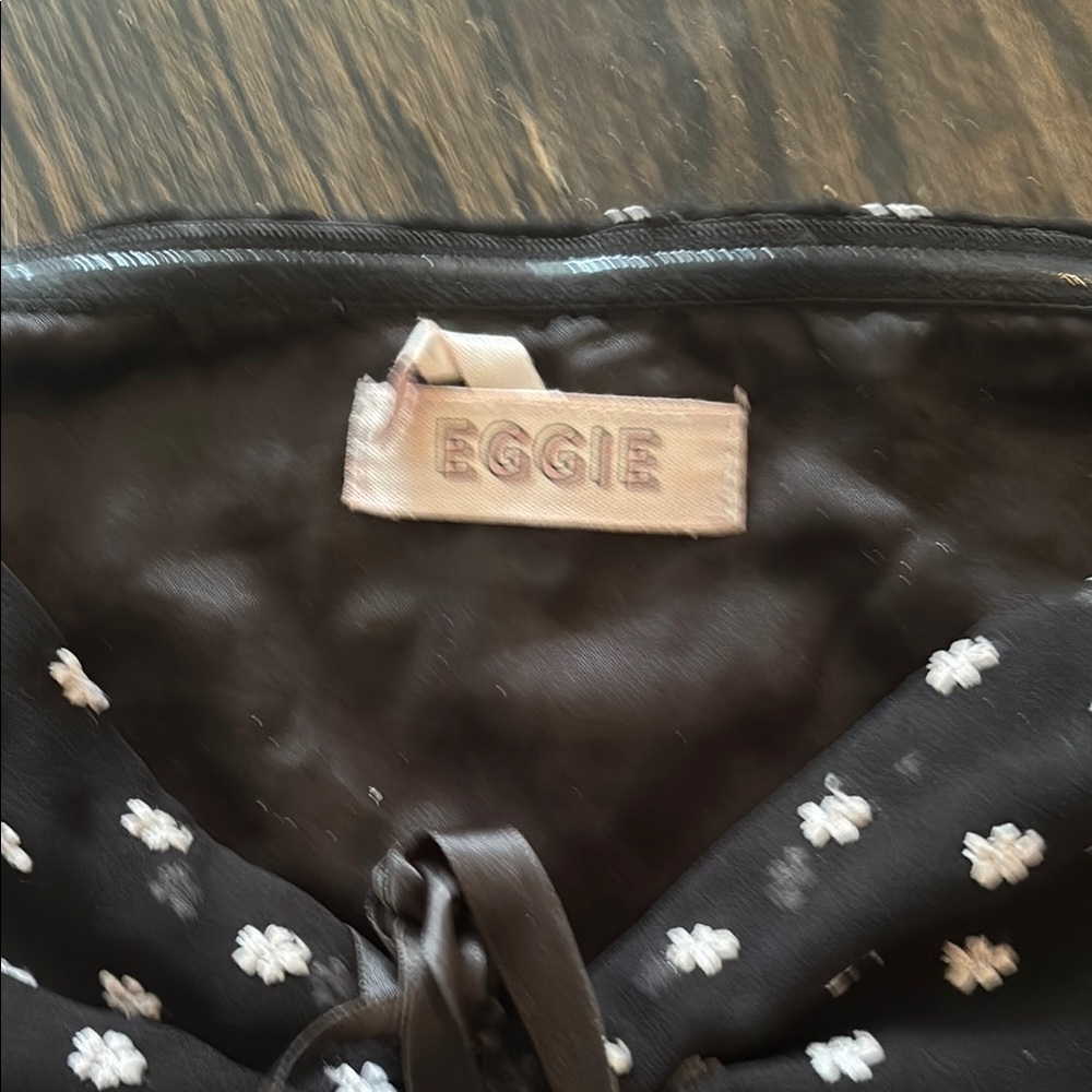 Chic Black Micro Crop Top with White Floral Design - Picture 3 of 6